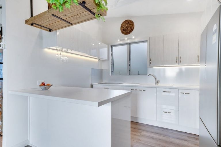 Photo of property in 2 Karaka Road, Kawakawa Bay, Papakura, 2585