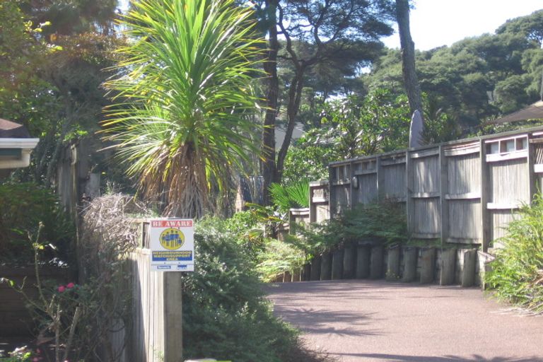 Photo of property in 11c Woodfern Crescent, Titirangi, Auckland, 0604