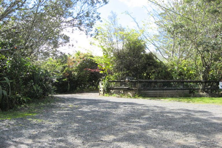 Photo of property in 545 Scenic Drive, Waiatarua, Auckland, 0612