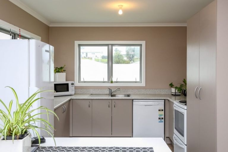 Photo of property in 13 Tohora Place, Spotswood, New Plymouth, 4310