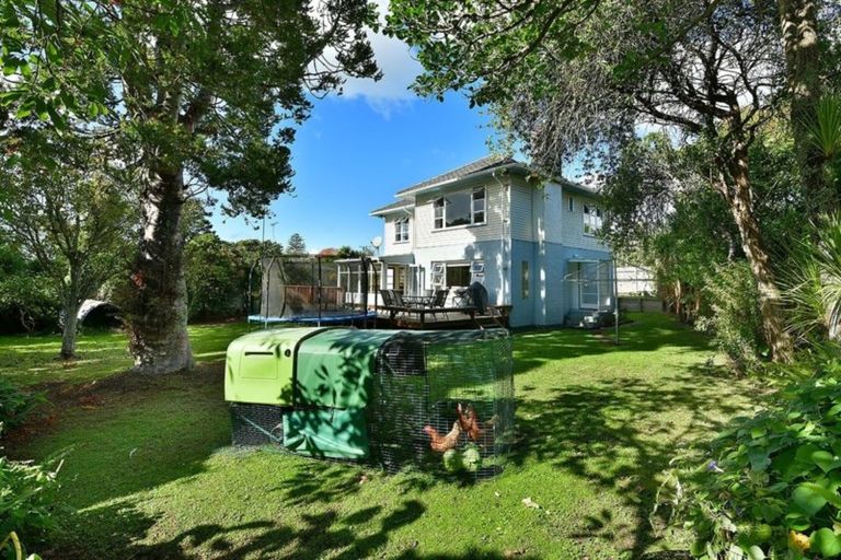 Photo of property in 11 Westbourne Road, Murrays Bay, Auckland, 0630