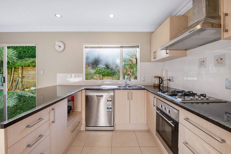 Photo of property in 31 Goldfinch Rise, Unsworth Heights, Auckland, 0632