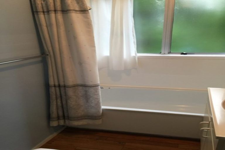 Photo of property in 1/3 Mcquoid Place, Glenfield, Auckland, 0629