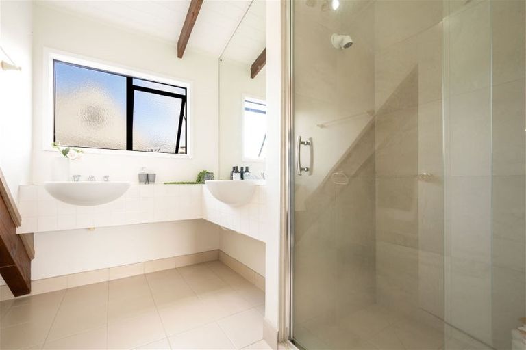 Photo of property in 17 Unsworth Drive, Unsworth Heights, Auckland, 0632