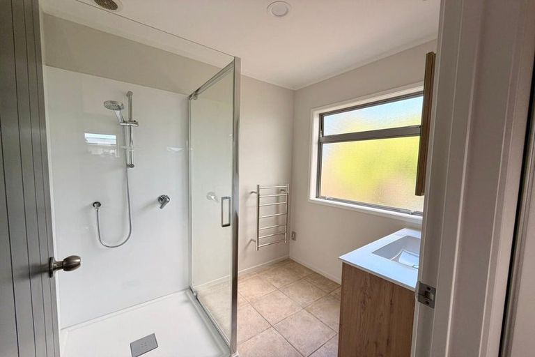 Photo of property in 4/143a Wiseley Road, West Harbour, Auckland, 0618