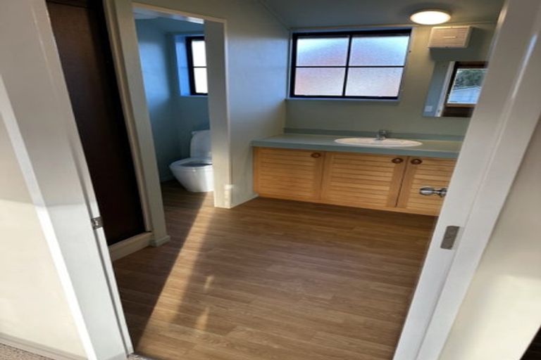 Photo of property in 2/136 Karori Road, Karori, Wellington, 6012