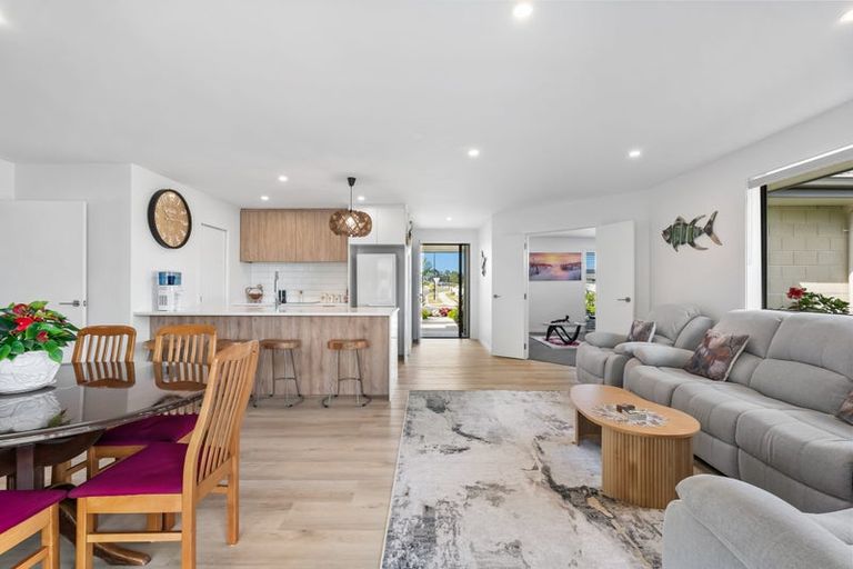 Photo of property in 104 Kaurinui Crescent, One Tree Point, 0118