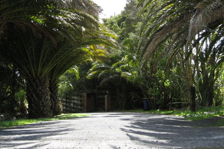 Photo of property in 549 Scenic Drive, Waiatarua, Auckland, 0612