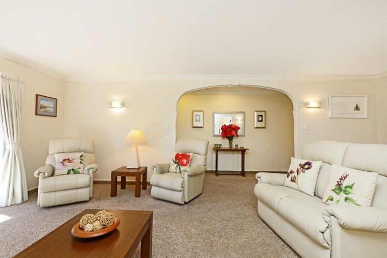 Photo of property in 28 Kensington Drive, Taradale, Napier, 4112