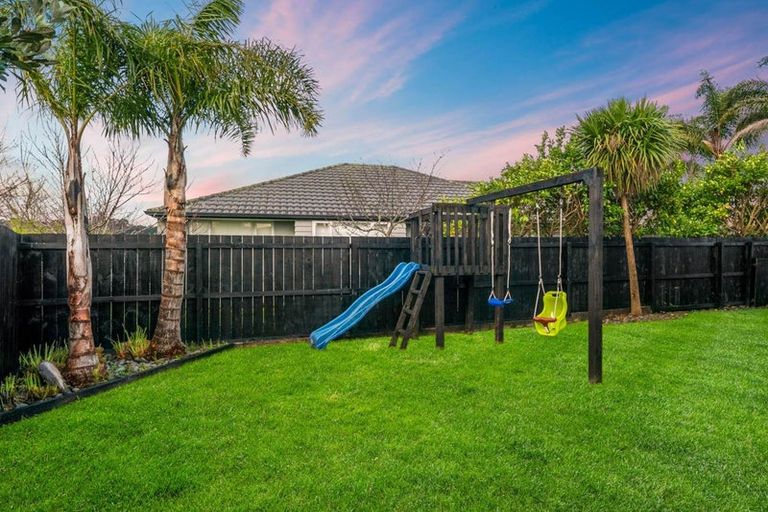 Photo of property in 18 Huntington Park Drive, Greenhithe, Auckland, 0632
