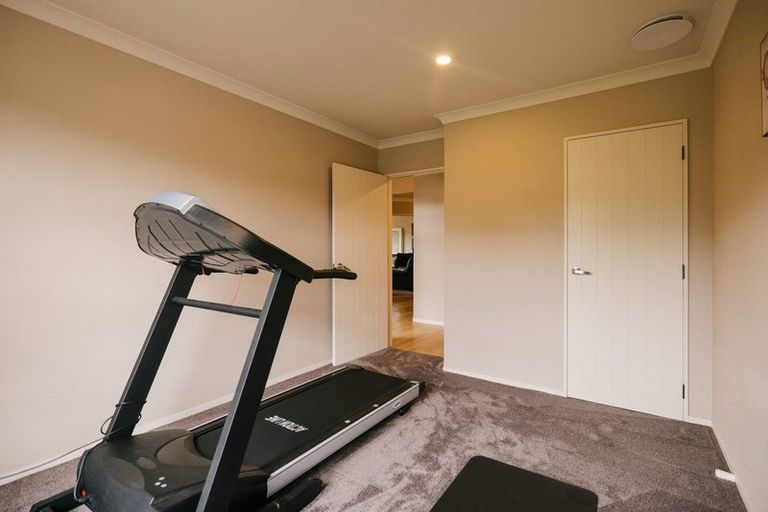Photo of property in 8 Titirangi Drive, Fitzherbert, Palmerston North, 4471
