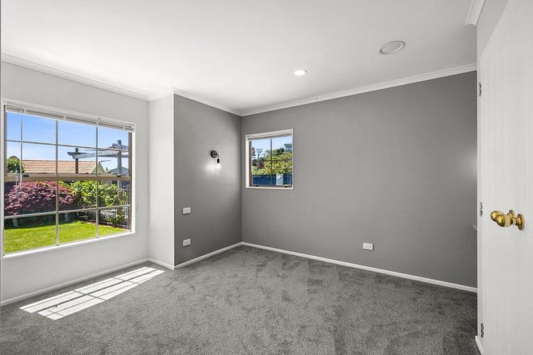 Photo of property in 11 Shelter Grove, Frankleigh Park, New Plymouth, 4310