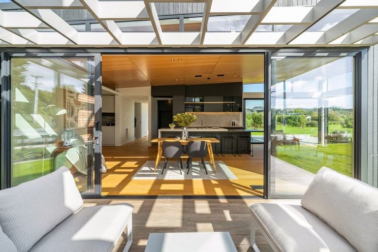 Photo of property in 43 Paekakariki Hill Road, Pauatahanui, Porirua, 5381