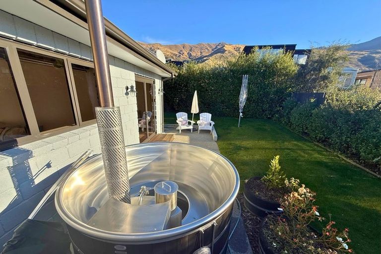 Photo of property in 10 Mcfarlane Terrace, Wanaka, 9305