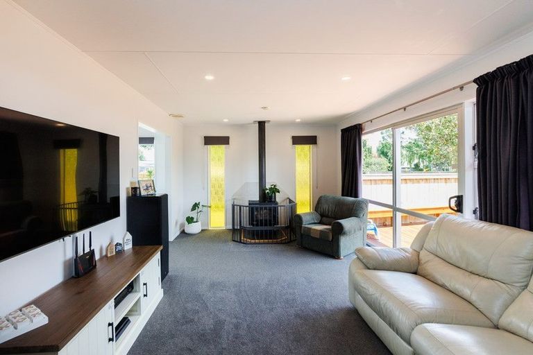 Photo of property in 3 Forbes Place, Kelvin Grove, Palmerston North, 4414