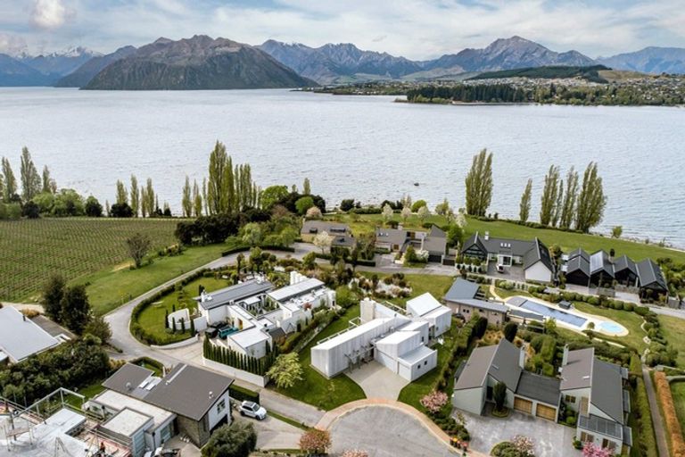 Photo of property in 14 Sunrise Bay Drive, Wanaka, 9305