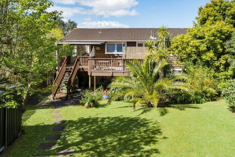 Photo of property in 24 Manhattan Heights, Glendene, Auckland, 0602