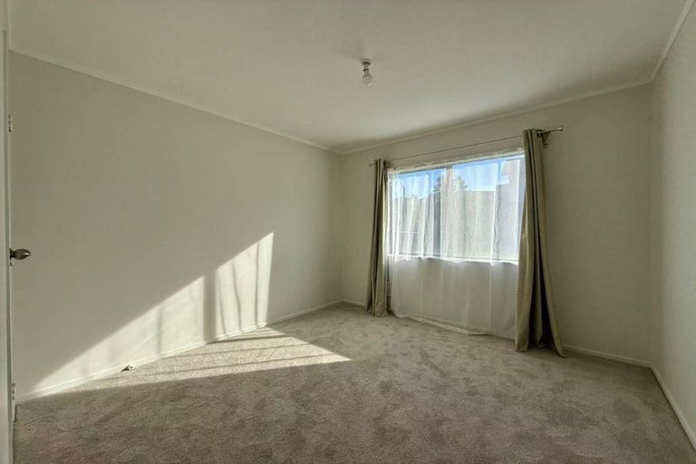 Photo of property in 33 Lagoon Way, West Harbour, Auckland, 0618
