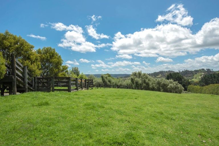 Photo of property in 14 Mcgiven Place, Coatesville, 0793