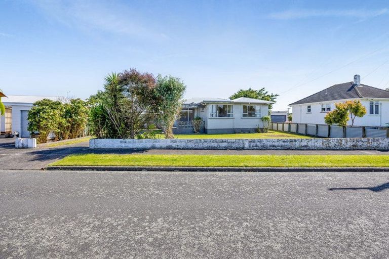 Photo of property in 6 Buchanan Place, Hawera, 4610