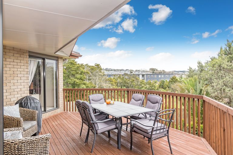 Photo of property in 9 Kingtide Place, Red Beach, 0932