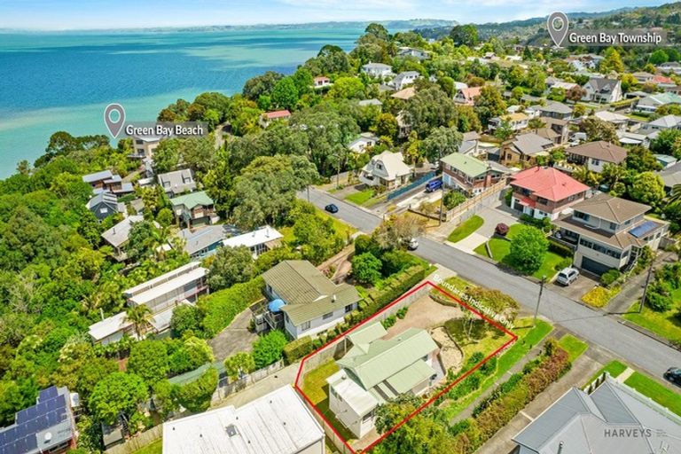 Photo of property in 16 Harrybrook Road, Green Bay, Auckland, 0604