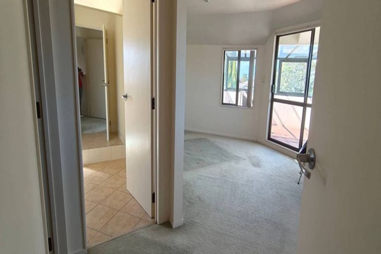 Photo of property in 5 Queen Natalie Place, Massey, Auckland, 0614