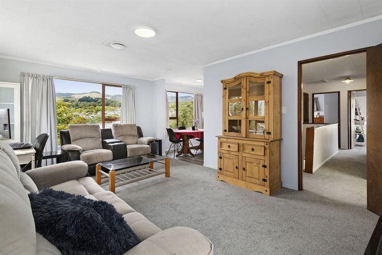 Photo of property in 15a Kereru Bend, Tawa, Wellington, 5028