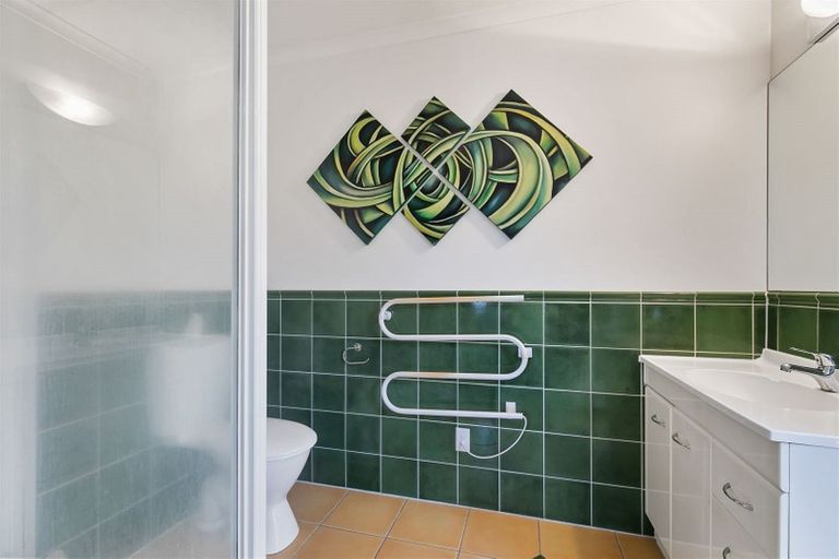 Photo of property in 23 Capri Place, Unsworth Heights, Auckland, 0632