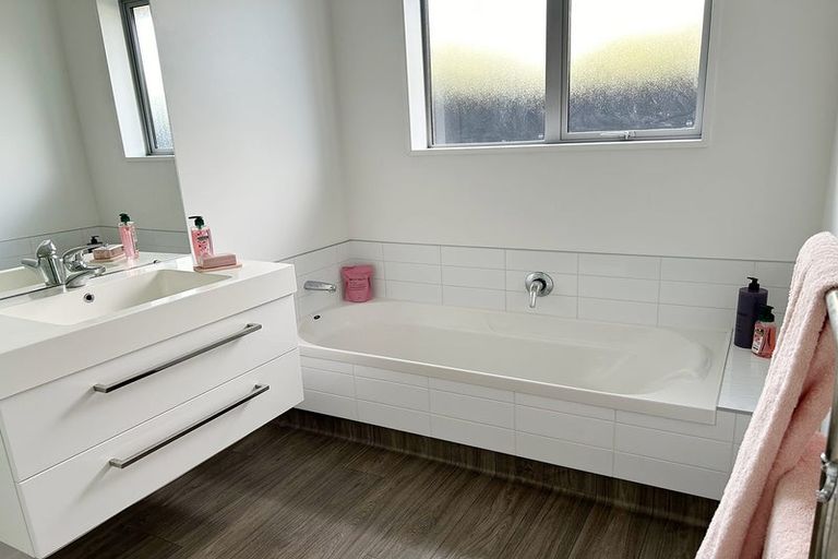 Photo of property in 8 Oakdene Place, Halswell, Christchurch, 8025