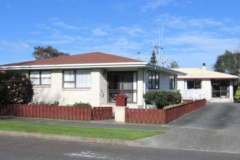 Photo of property in 61 Crewe Crescent, Hokowhitu, Palmerston North, 4410