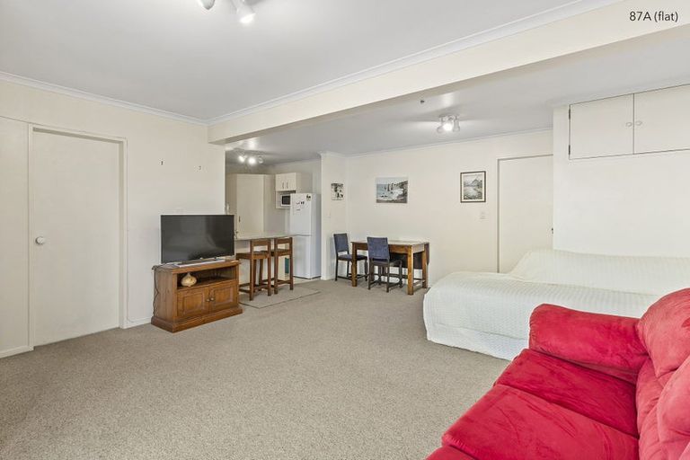 Photo of property in 87 Victory Crescent, Tawa, Wellington, 5028