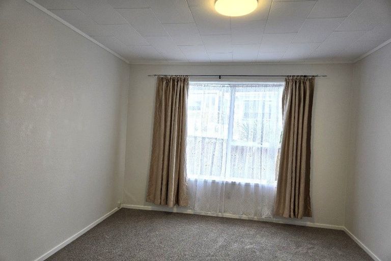 Photo of property in 2/56 Cockayne Crescent, Sunnynook, Auckland, 0620
