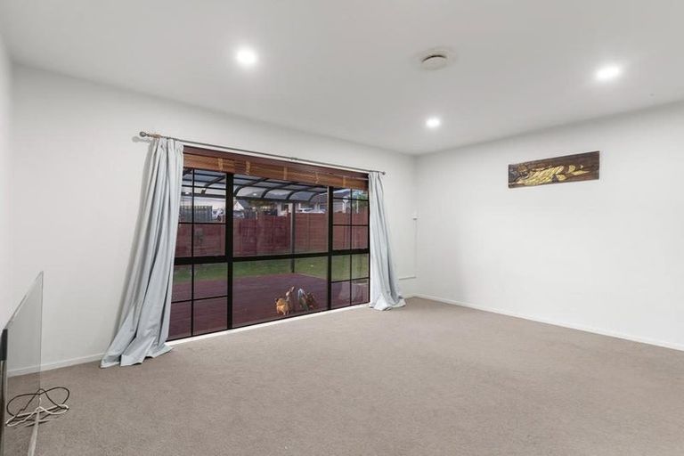 Photo of property in 30 Hercules Drive, Henderson, Auckland, 0612
