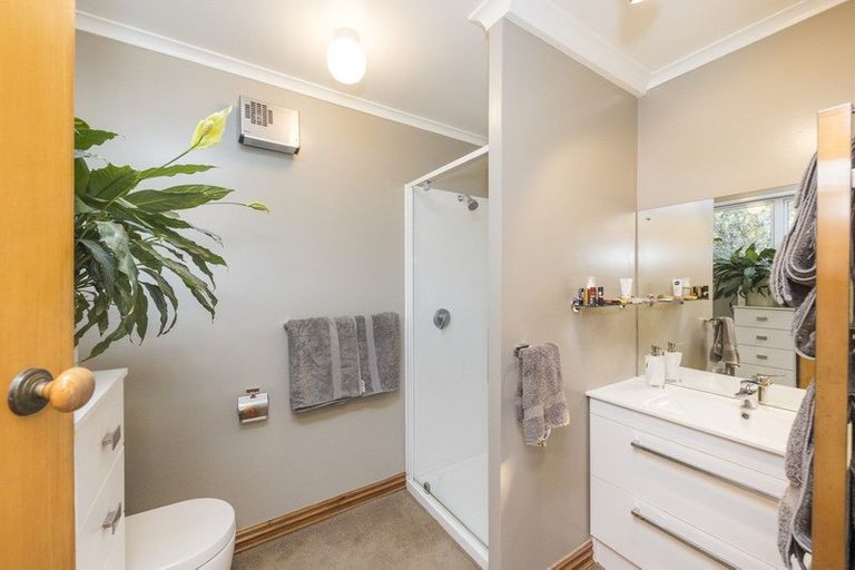 Photo of property in 38 Titirangi Drive, Fitzherbert, Palmerston North, 4471