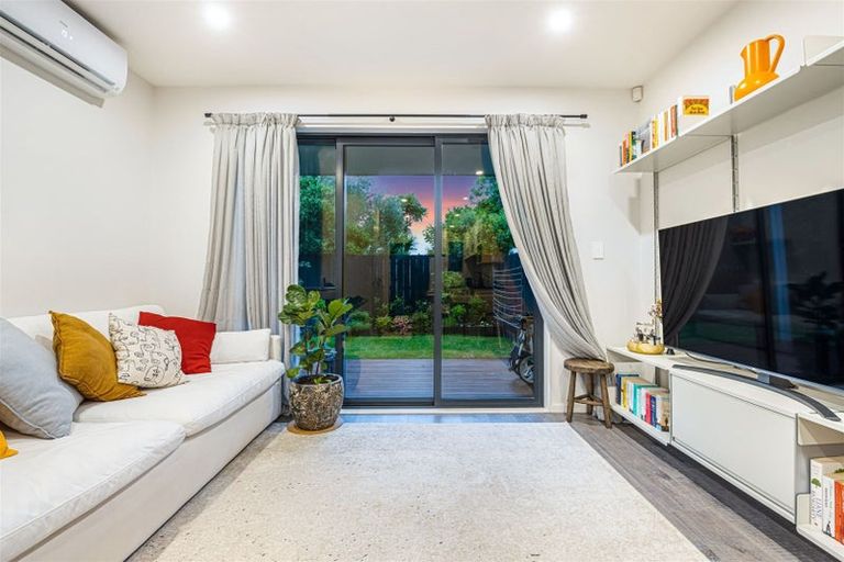 Photo of property in 4f Pinedale Place, Henderson, Auckland, 0610