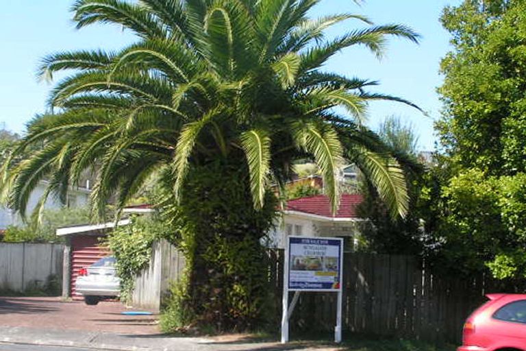 Photo of property in 2/17 Arosa Place, Forrest Hill, Auckland, 0620