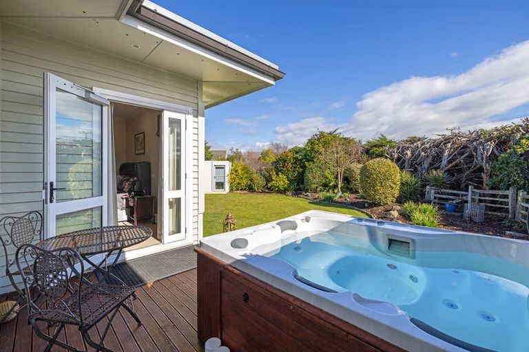 Photo of property in 28 Oxford Street, Martinborough, 5711