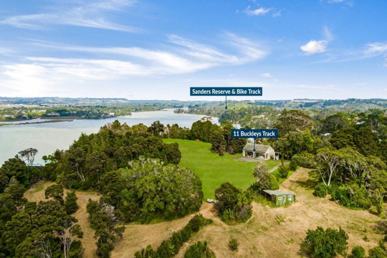 Photo of property in 11 Buckleys Track, Paremoremo, Auckland, 0632