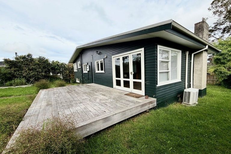 Photo of property in 23 Gill Avenue, Te Atatu Peninsula, Auckland, 0610