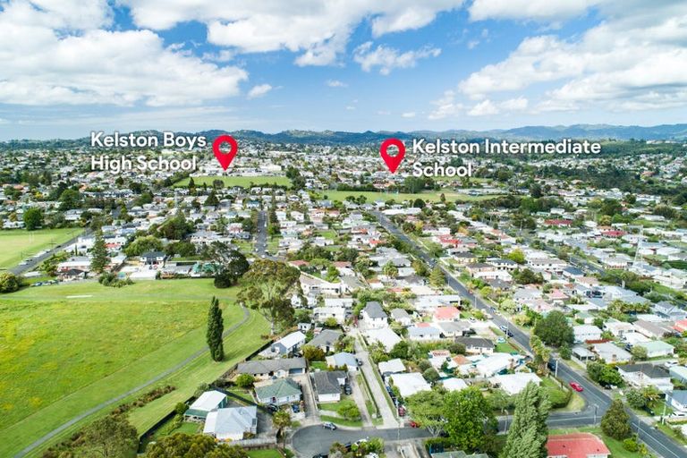 Photo of property in 11 Ingleby Place, Kelston, Auckland, 0602