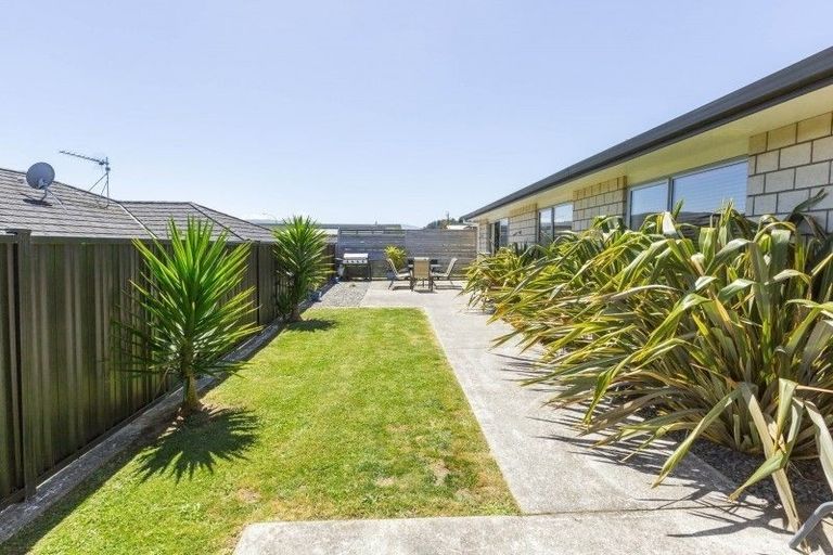 Photo of property in 22 Sunstone Crescent, Brown Owl, Upper Hutt, 5018