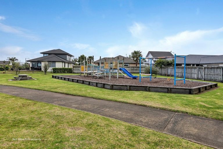 Photo of property in 10 Ngatiti Place, One Tree Point, 0118