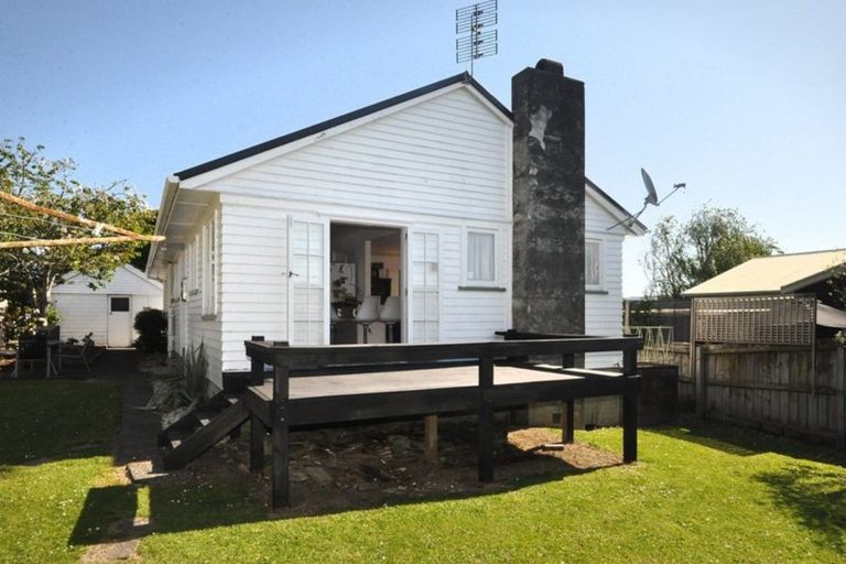 Photo of property in 1 Netherlands Avenue, Kelston, Auckland, 0602