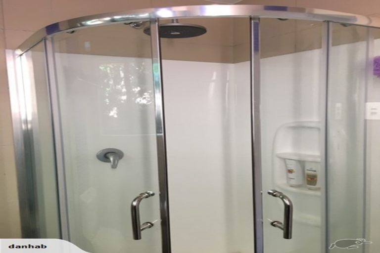 Photo of property in 2/8 Dianthus Place, Browns Bay, Auckland, 0630