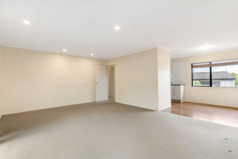 Photo of property in 32 Aviemore Drive, Highland Park, Auckland, 2010