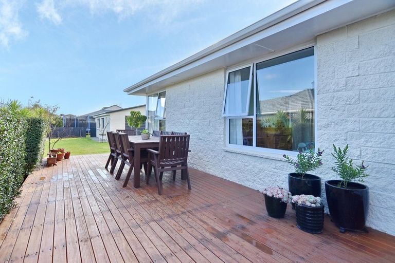 Photo of property in 11 Hannah Place, Redwood, Christchurch, 8051