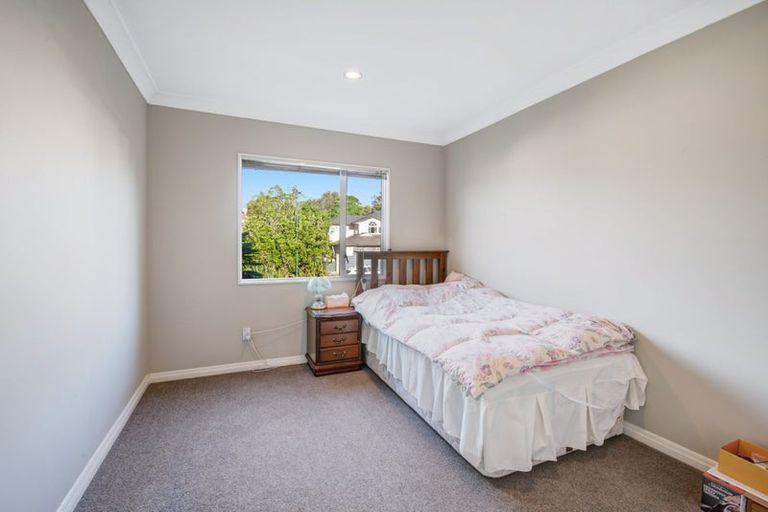 Photo of property in 31 Goldfinch Rise, Unsworth Heights, Auckland, 0632