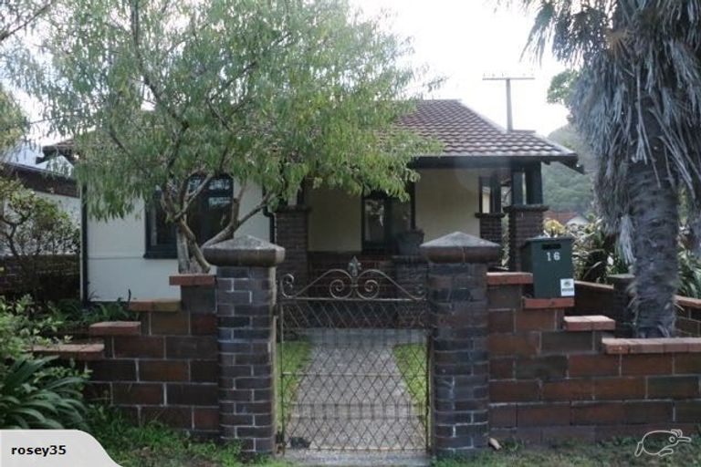 Photo of property in 16 Hinau Street, Eastbourne, Lower Hutt, 5013