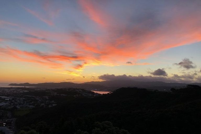 Photo of property in 198 Nevay Road, Karaka Bays, Wellington, 6022